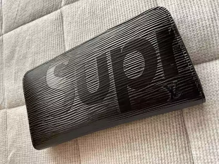 シュプリーム ヴィトン 財布 偽物 ファスナー開閉式 ジッピーウォレット 黒